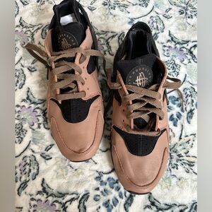 Nike Men Huarache Black and Tan Limited Edition